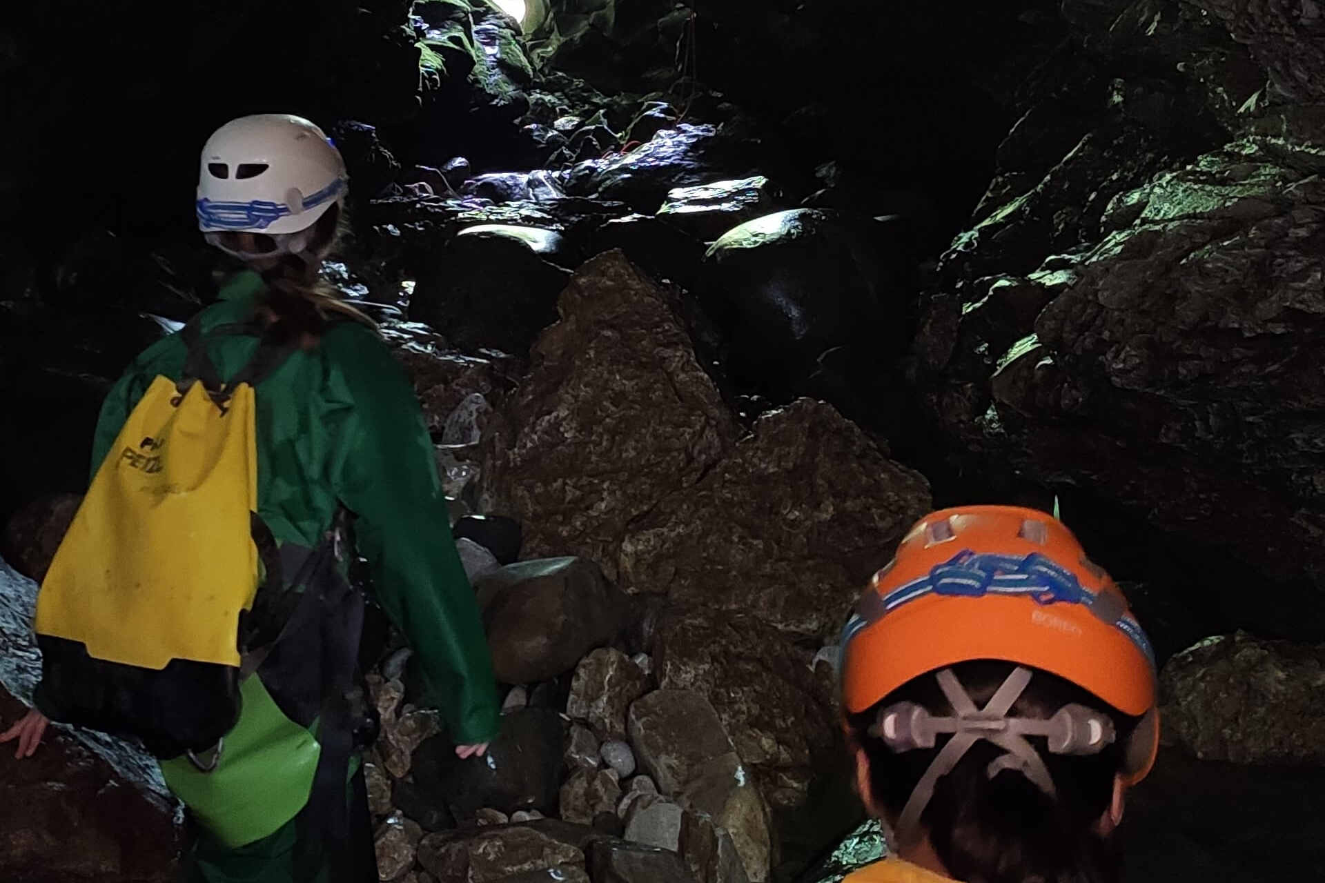 enfants dans grotte de morette speleologie