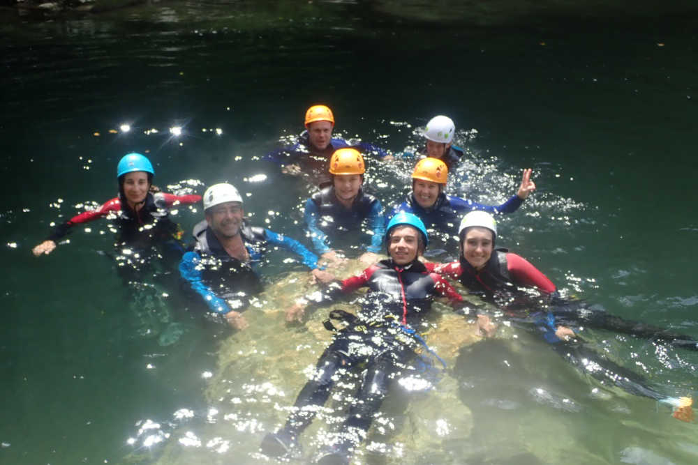 groupe en randonnee aquatique annecy