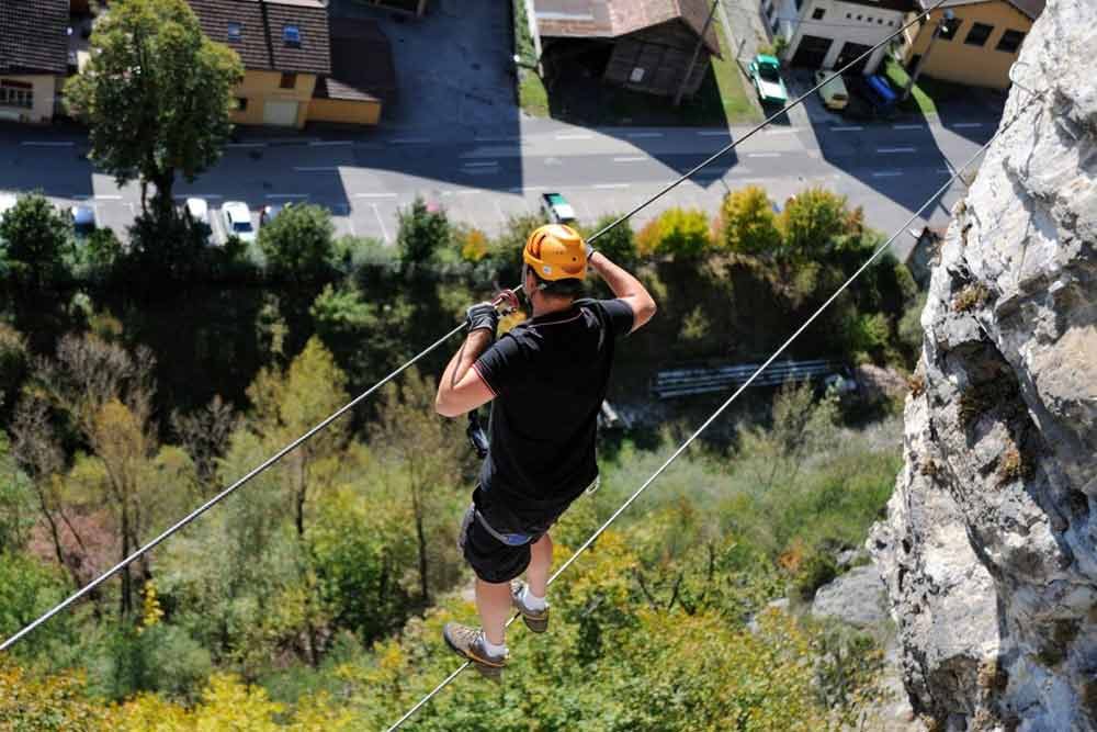 homme en via ferrata à thones proche d'annecy