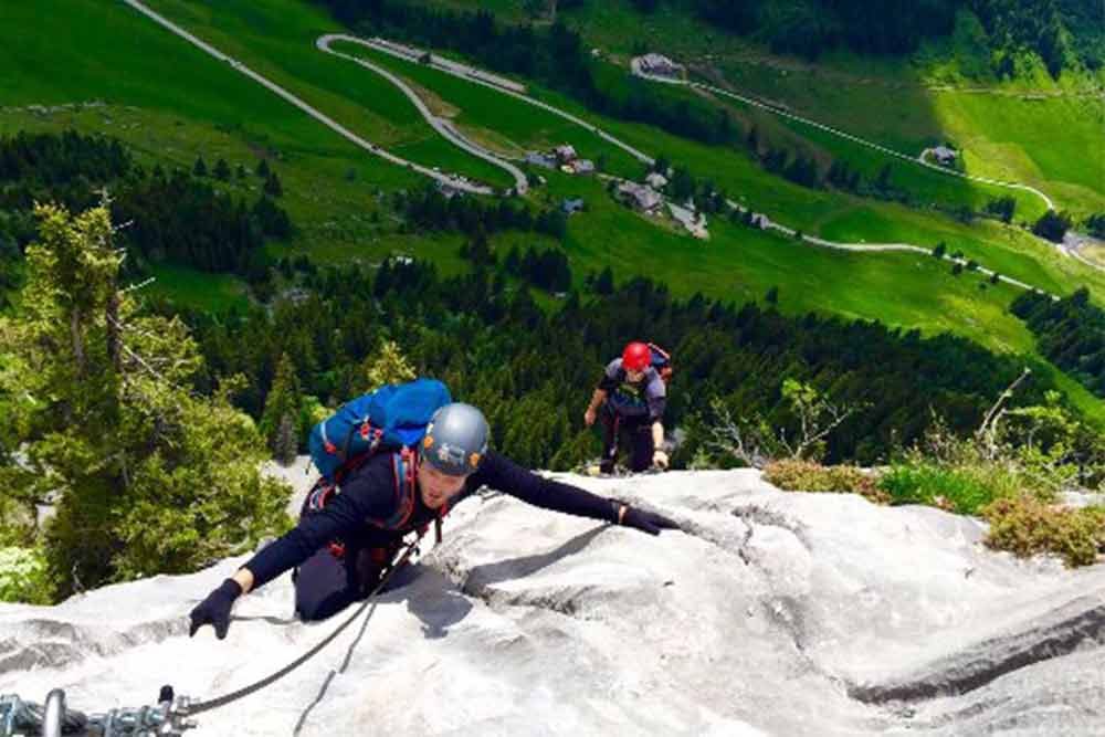 couple en via ferrata dans les aravis